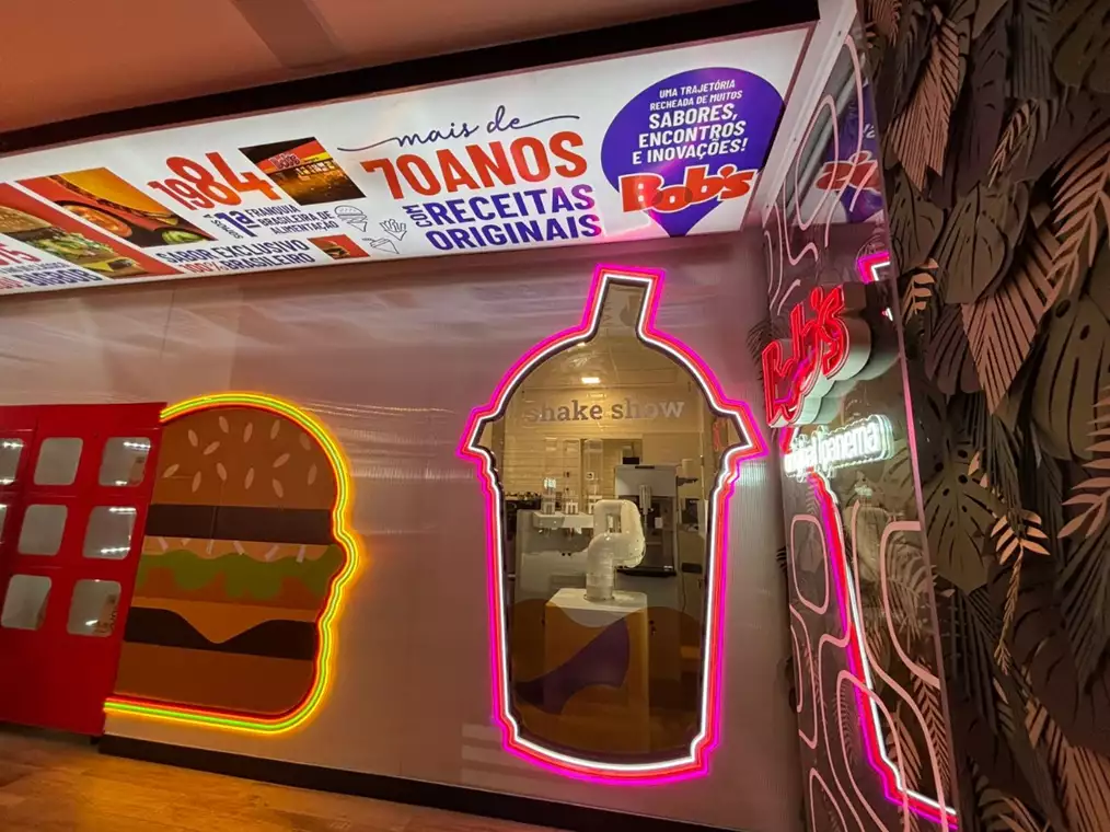 No ponto certo: robô prepara o tradicional milkshake crocante do Bob’s